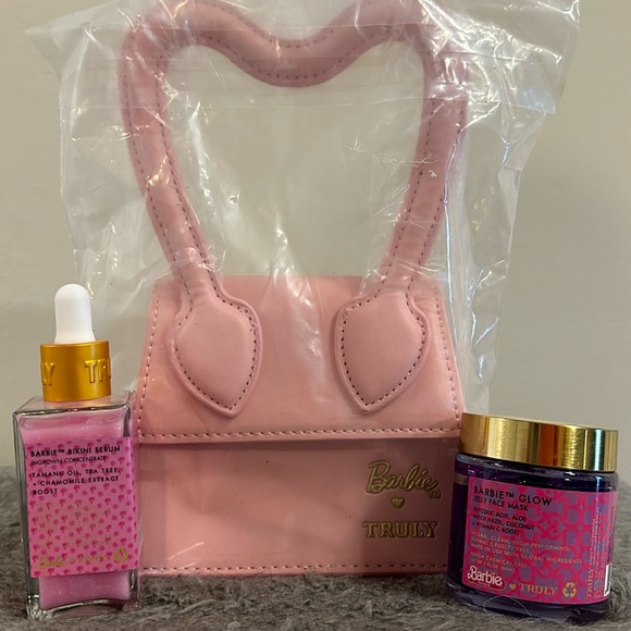 TRULY x Barbie - mini purse Barbie bikini serum & Barbie Glow jelly face mask